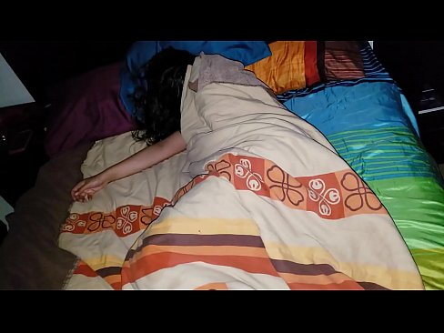 ❤️ Stepson ag bualadh lena leasmháthair óg agus í ina codladh. ️❌  Porn  linn ️❤